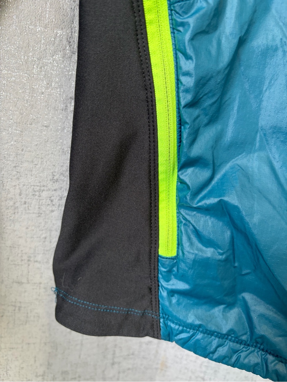 The North Face Men’s Teal Hybrid Jacket with Black Sleeves and Lime Trim - Picture 6 of 11